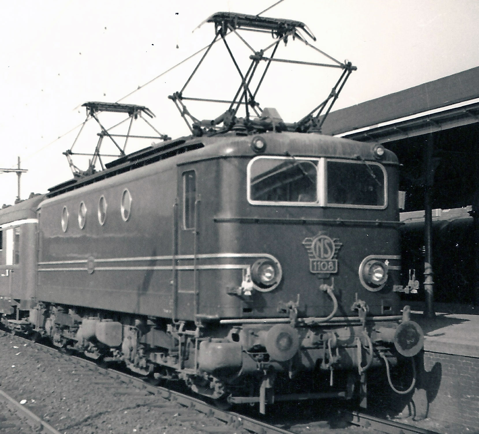 De echte 1108 staat hier (met trein 221) in Hilversum op 16 augustus 1964. (Foto: Peter v.d. Vlist)