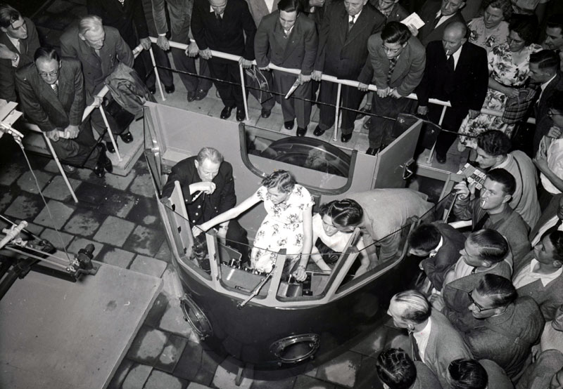 De cabine van mat.'46 op de E55 wordt op 16 augustus 1955 druk bezocht en bekeken (Foto: Spoorwegmuseum)