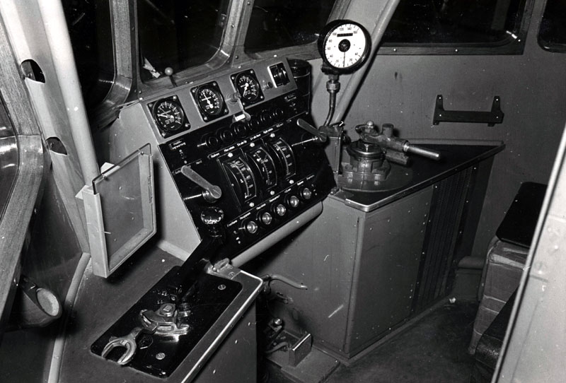 Het interieur van de cabine op 2 september 1955: alsof je zo kunt wegrijden (Foto: Spoorwegmuseum)