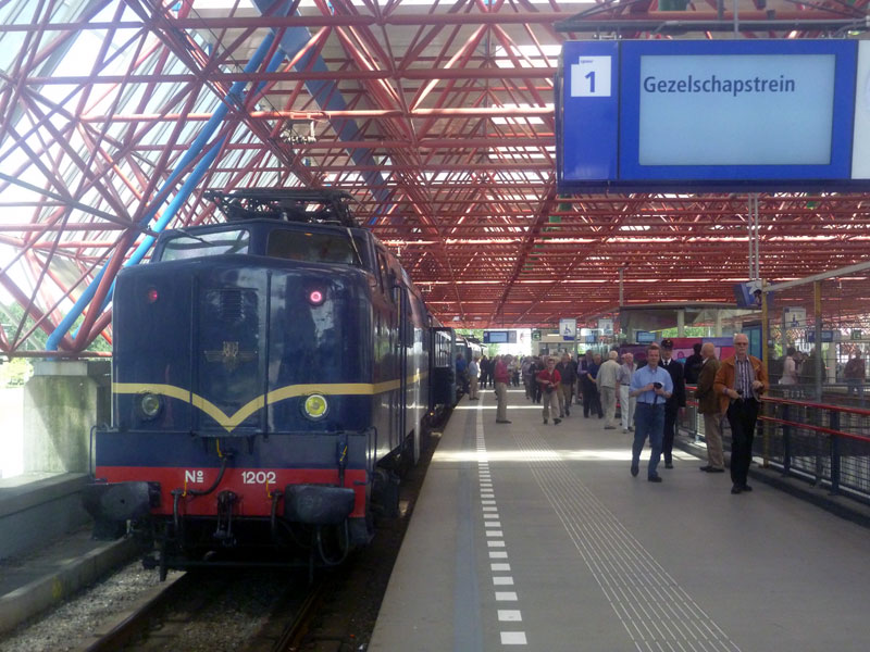 Het stationnement in Almere: de 1202 neemt het van de 1312 over. (Foto: Peter v.d. Vlist)