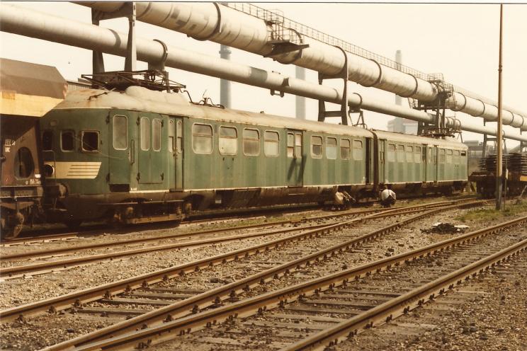 STIBANS treinstel 252 staat in Beverwijk bij de Hoogovens in afwachting van een onzekere toekomst. (Foto: Peter v.d. Vlist, 11 april 1981)